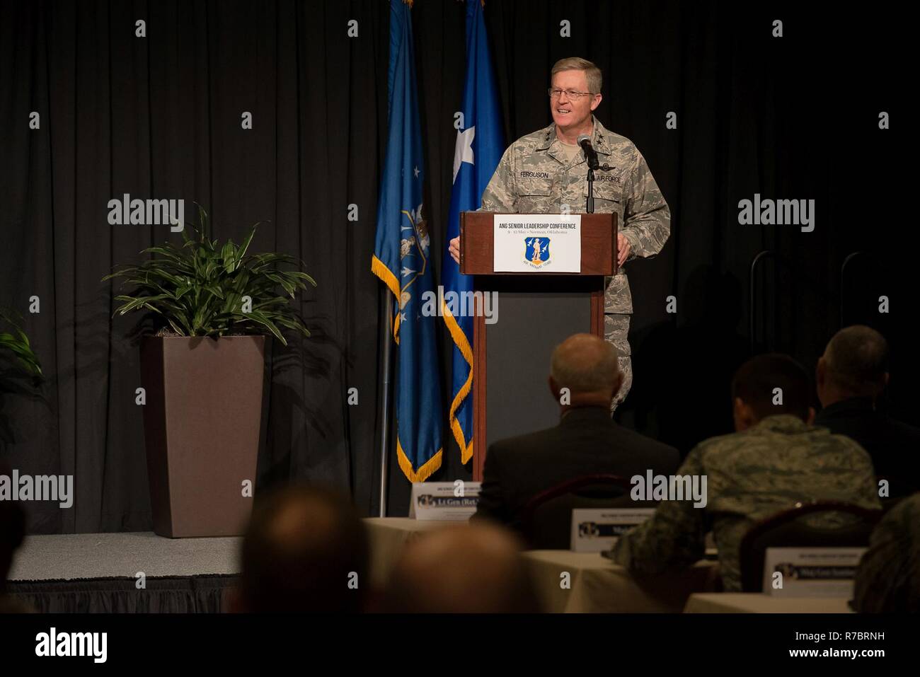 Generalmajor Gregor L. Ferguson, der Air National Guard Assistentin der Kommandant, Air Force Special Operations Command, begrüßt die Teilnehmer der 2017 Air National Guard Leadership Conference am Nationalen Zentrum für die Entwicklung der Mitarbeiter Konferenz Center, Normannen, Okla., 9. Mai 2017. Die Leadership Conference, durch allgemeine Offiziere, adjutant Generäle, Wing Commander, Leiter und Direktoren von Personal aus den 54 US-Staaten und Gebiete besucht, fokussiert auf führende, zum Schutz und zur Unterstützung des 21. Jahrhunderts Guard Flieger. Stockfoto