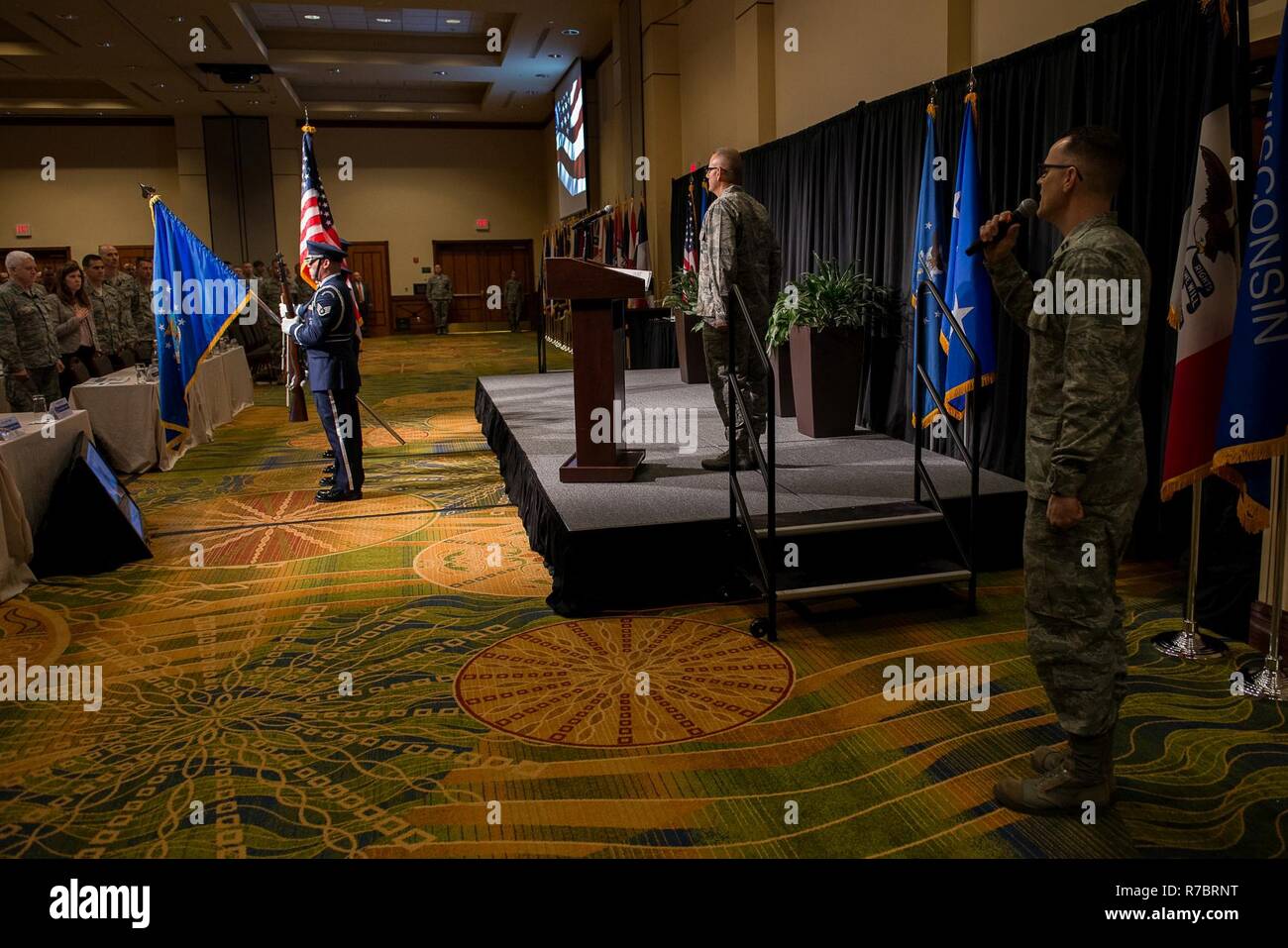 Die 137. Special Operations Wing Ehrengarde präsentiert die Farben während Captain Paul Blankenship, 137 Sau Kraft Support Squadron-Food-Service-Offizier, eine mitreißende Interpretation der Nationalhymne singt, die 2017 Air National Guard Leadership Conference am National Center for Employee Development Conference Center, Norman, Oklahoma, 9. Mai 2017 zu öffnen. Die Führung-Konferenz, an der allgemeinen Offiziere, Adjutant Generäle, Wing Commander, Befehl Häuptlinge und Direktoren der Mitarbeiter aus über 54 US-Bundesstaaten und Territorien, konzentrierte sich auf führende, Schutz und Unterstützung des 21. Jahrhunderts-Guard Stockfoto