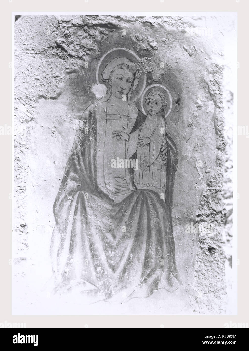 Latium Frosinone Veroli S. Maria Salome, dies ist mein Italien, die italienische Land der visuellen Geschichte, mittelalterliche Architektur, Bauskulptur, Stein Reliquiar, Fresken, Inschrift Fragmente. Nach der Tradition, der Kirche und der darunterliegenden Krypta wurde im Jahr 1209 gebaut, um die Reliquien der Heiligen Mutter der Apostel Jakobus und Johannes in das Haus. Die Struktur wurde in der mittelalterlichen Periode 1350 nach einem Erdbeben wiederhergestellt. Nach der mittelalterlichen Architektur, architektonische Skulptur, Skulpturen, Malerei, Stuck an der Decke Dekoration. Die Inneren und Äußeren der Kirche wurden weitgehend im 18. Jahrhundert restauriert. Triptychon o Stockfoto