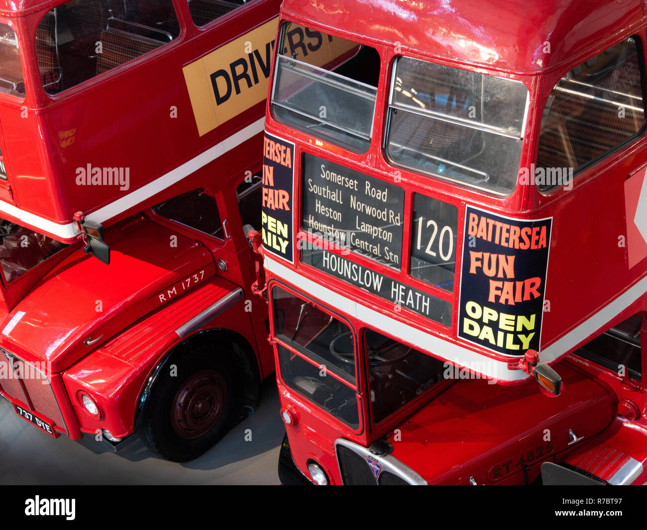 Zwei Londoner Routemaster Doppeldeckerbusse, London Transport Museum, London, UK Stockfoto