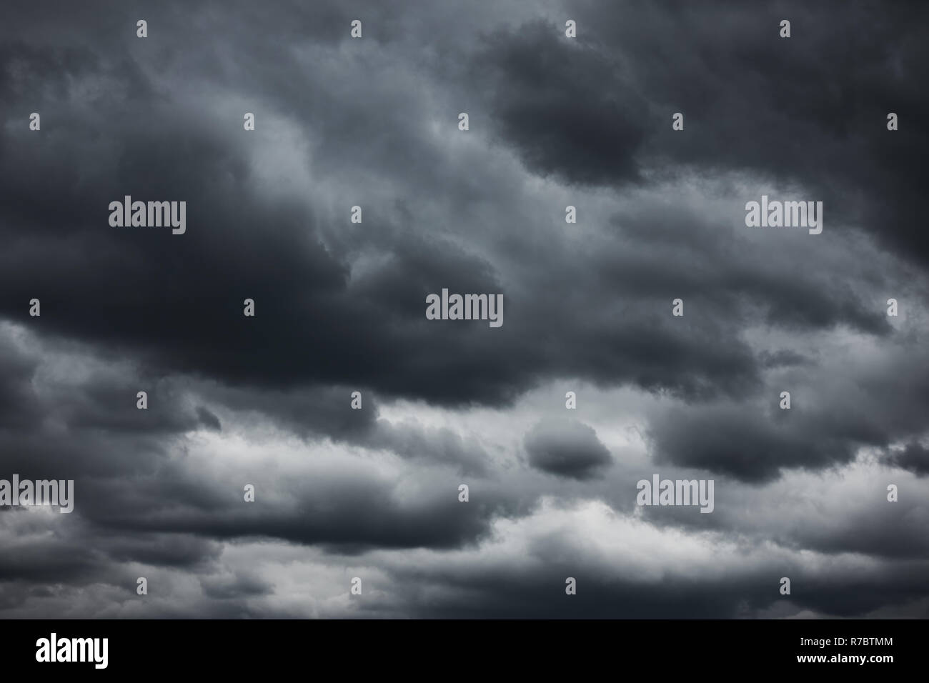Dramatische Himmel - schwarze Wolken, können als Hintergrund verwendet werden Stockfoto