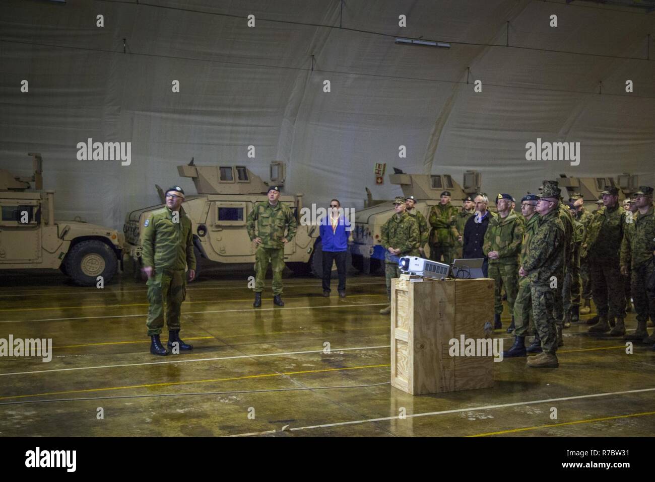 Oberstleutnant Sveinn Arild Ivarrud, Chef der Norwegischen Defense Logistics Organisation/Marine Expeditionary Brigade abschnitt, Slips U.S. Marines und norwegische Soldaten in einer Höhle Ort in Norwegen, 9. Mai 2017. Die Marines besuchte das Marine Corps Vorpositionierung Programm Norwegen Website während der Commander Konferenz. MCPP-N Höhle Seiten lagern sie Ausrüstung für schnellere Reaktionszeiten NATO-Verbündeten zu verteidigen. Stockfoto