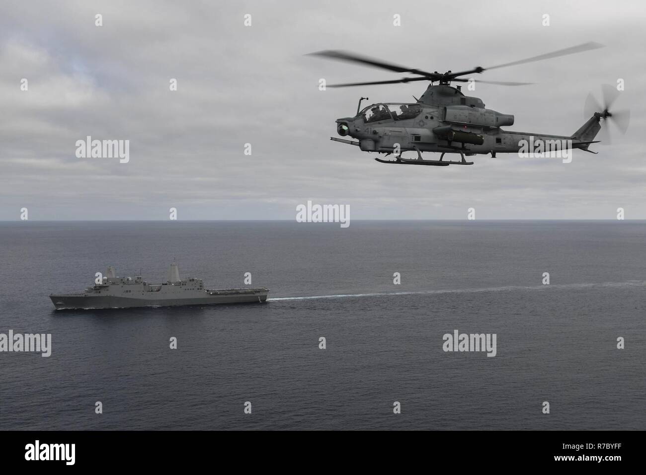 Pazifik (11. Mai 2017) Eine AH-1Z Viper Kampfhubschrauber aus fliegt die Anschlussseite des amphibious Transport dock Schiff USS San Diego LPD (22) Während eines composite Trainingsgerät Übung (COMPTUEX). Der Amerika Amphibious Ready Gruppe COMPTUEX vor der Küste von Südkalifornien in Vorbereitung für einen Einsatz später dieses Jahr. Stockfoto