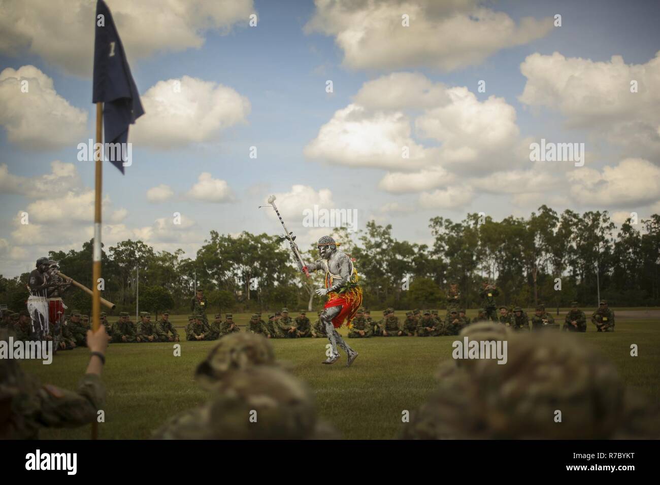 AUSTRALIAN ARMY BASE ROBORTSON KASERNE, Australien - der U.S. Army und japanischen Boden Verteidigung-kraft Soldaten posieren für ein Foto mit indigenen Australier Darsteller nach einem Willkommen im Land Zeremonie am 16. Mai 2017. Beide Dienste werden sich US-Marines mit Marine Drehkraft Darwin und Soldaten mit der Australian Defence Force, die an einer Teilnahme an Übung südlichen Jackaroo, die speziell entwickelt wurde, um die Bereitschaft, Interoperabilität und Partnerschaft zwischen allen an der Dienstleistungen zu verbessern. Stockfoto