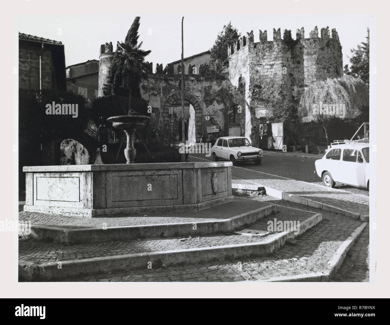 Lazio Roma Valmontone S. Croce, das ist mein Italien, die italienische Land der Geschichte und der Ausblick auf die Zinnen der Stadtmauer aus dem 13. Jahrhundert und der Fassade von S. Croce. Blick auf den Innenbereich sind alle Fresken Szenen des Apocalyspe im unteren Register 15. Jahrhundert Madonna der Misericordia im oberen Register Apostel und andere heilige Kreuzigung und Madonna und Heiligen in der Apsis aus dem 16. Jahrhundert. Foto 1983 Stockfoto