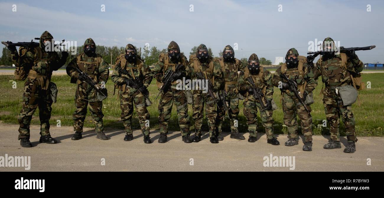 Us-Marines mit Schwarzen Meer Drehkraft 17,1 Don ihre Mission-Oriented schützende Haltung Klage vor Abschluss einer 12 km Wanderung an Bord Mihail Kogalniceanu Air Base, Rumänien, 12. Mai 2017. Marines durchgeführt, um die Wanderung, die letzten 2 Meilen in einem mopp Anzug die ordnungsgemäße Montage und Verwendung der Klage zu gewährleisten. Stockfoto