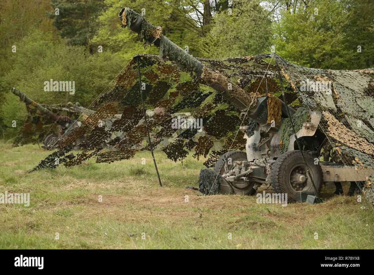 Rumänische 152 mm Haubitzen von 817 Artillerie Bataillons auf der Schusslinie verdeckt beim Leiten der Brand mission Szenarien während Sabre Ausfahrt 17 am Hohenfels Training Area, Deutschland, 14. Mai 2017. Sabre Junction 17 ist die US-Armee in Europa 2 d's Cavalry Regiment Combat Training Center Zertifizierung bei den Joint Multinational Readiness Center in Hohenfels, Deutschland, April 25 - Mai 19., 2017. Die Übung ist so konzipiert, dass die Bereitschaft der Regiment Unified land Operationen durchzuführen, zu bewerten, und zwar insbesondere auf den Übergang von der Garnison ope zu bekämpfen Stockfoto