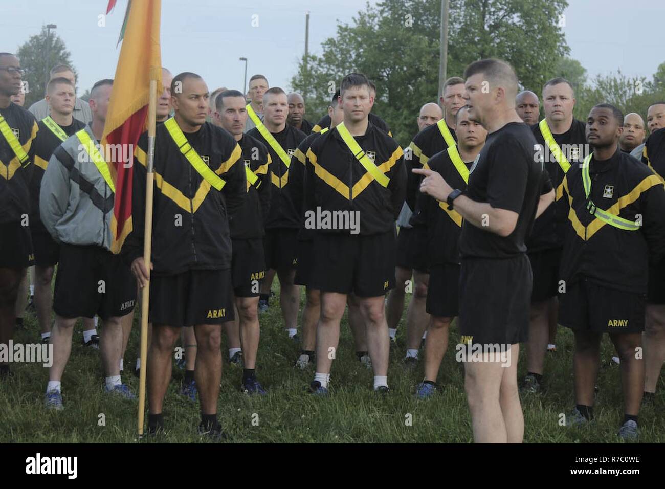 4 Kavallerie Brigade hielt eine Team-building körperliche Schnelligkeit Training an Natcher Fitnesscenter, 28. April 2017, am Fort Knox. Nach PRT, Division Ost, Erste Armee kommandierenden General, Generalmajor Todd McCaffrey sprach mit der Feuerwehr. Stockfoto