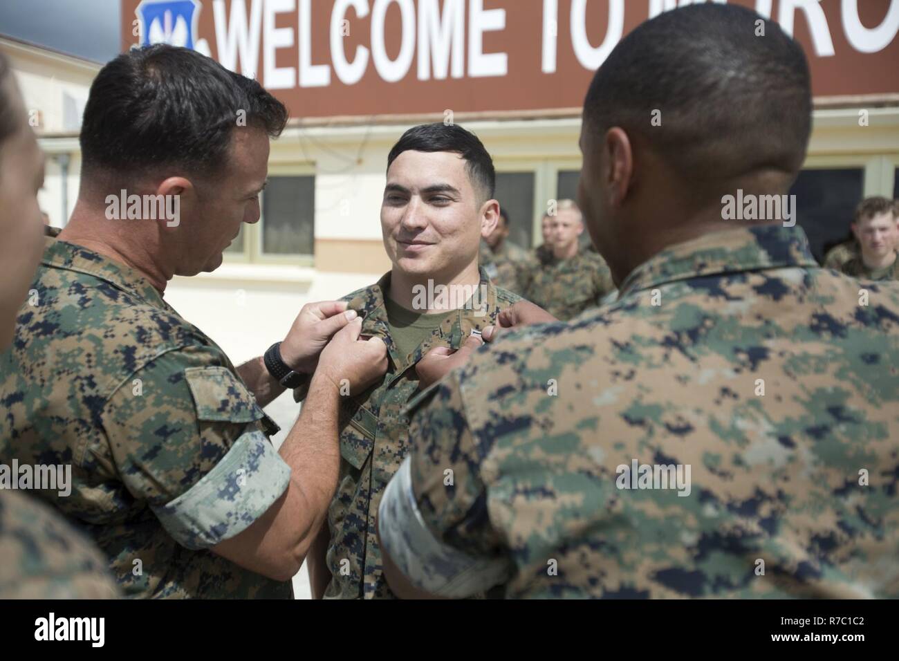 Staff Sgt. William M. Burris jr., ein Mobilität chief zugeordnet Special Purpose Marine Air-Ground Task Force-Crisis Response-Africa, ist zu seiner aktuellen Rang von Warrant Officer William S. Kain, ein Mobilität Officer zugeordnet SPMAGTF-CR-AF, und SSgt gefördert. Jason E. Allen, ein Food Service Leiter zu SPMAGTF-CR-AF zugeordnet, in Morón, Spanien, 13. Mai 2017. SPMAGTF-CR-AF bereitgestellt begrenzte Reaktion auf Krisen und Theater Security Operations in Europa und Nordafrika zu führen. Burris ist ein Lemoore, Calif., native und ein 2009 Absolvent der Lemoore High School. Stockfoto