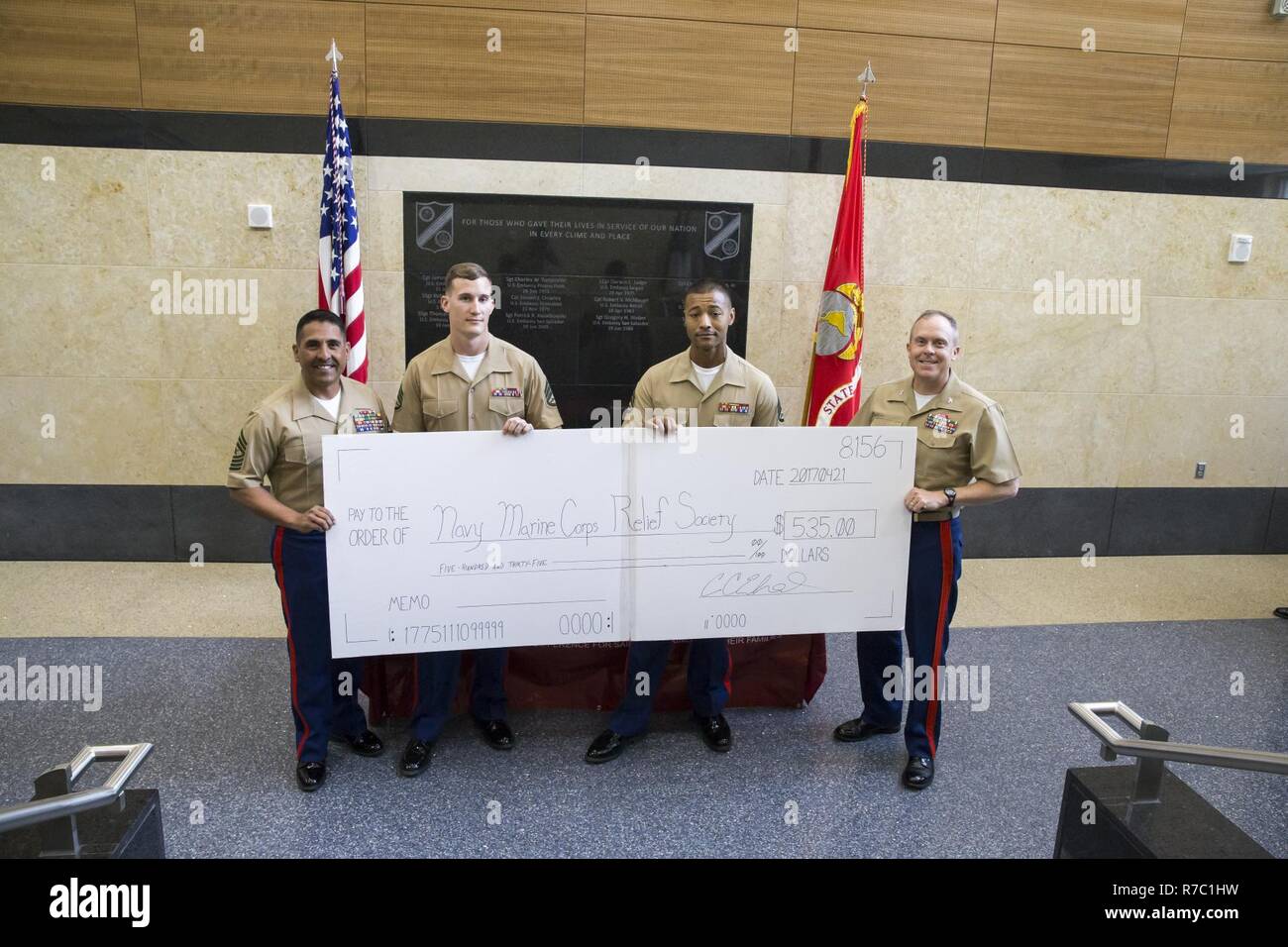 Marine Corps Embassy Security Group (MCESG) kommandierenden Offizier und Sergeant Major, US Marine Corps Col. Rollin D. Brewster, rechts, und Sgt. Maj. Juan C. Alvarado, Links, und Marines der maritimen Sicherheit Schutz Security Augmentation Einheit eine Überprüfung der Navy-Marine Corps Fhv während ein signaturereignis in der Marine Corps Base Quantico, Virginia, April 21, 2017 Spenden. Die Veranstaltung wurde im Namen der Navy-Marine Corps Fhv abgehalten, um das Bewusstsein für das Fundraising zu erhöhen. Stockfoto