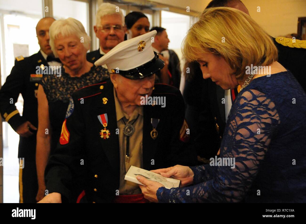 New Jersey Vizegouverneur Kim Guadagno grüßt Frank Gross, ein Korea-Krieg-Veteran, 12 Mai während der US Army Reserve 99. Regional Support Command Essen gehen auf gemeinsame Basis McGuire-Dix-Lakehurst, New Jersey.  Das Thema der Veranstaltung lautete "Veteranen: damals und heute."  Mehr als 100 Veteranen aus Stadtviertel veteran Homes waren eingeladen. Stockfoto