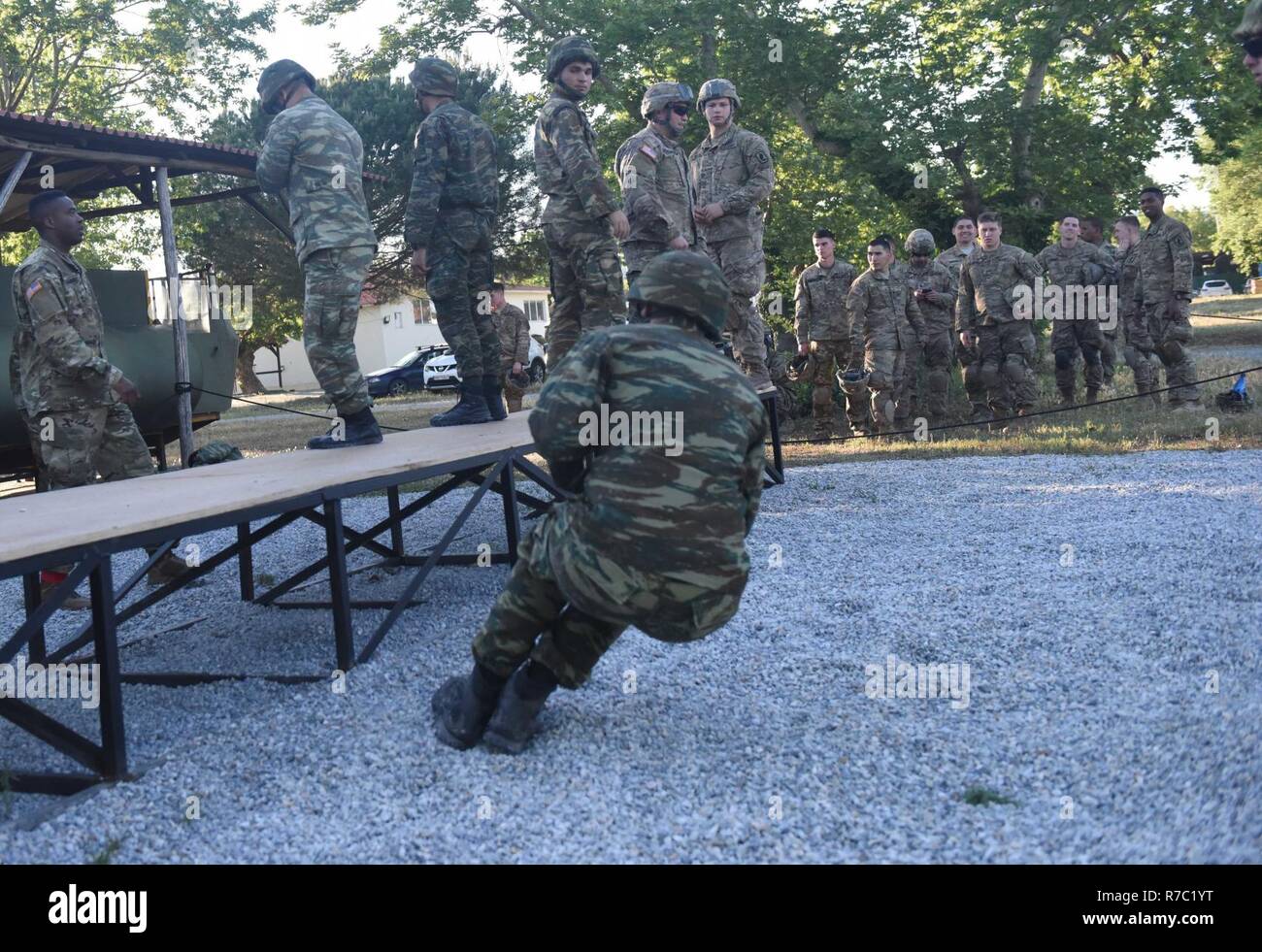 Himmel-Soldaten aus dem 1. Bataillon, 503. Infanterieregiment, 173rd Airborne Brigade und Fallschirmjäger der 1. Fallschirmjäger Commando Brigade, griechische Armee führen nachhaltig Luftlandeausbildung in Vorbereitung auf eine bevorstehende Operation in der Luft, 12. Mai 2017 in Rentina, Griechenland als Teil der Übung Bajonett Minotaurus. 2017.Bayonet-Minotaurus ist eine bilaterale Übung zwischen US-Soldaten, 173rd Airborne Brigade zugewiesen und der griechischen Streitkräfte, konzentrierte sich auf die Verbesserung der operativen NATO-Standards und individuelle technische Fähigkeiten zu entwickeln. Stockfoto