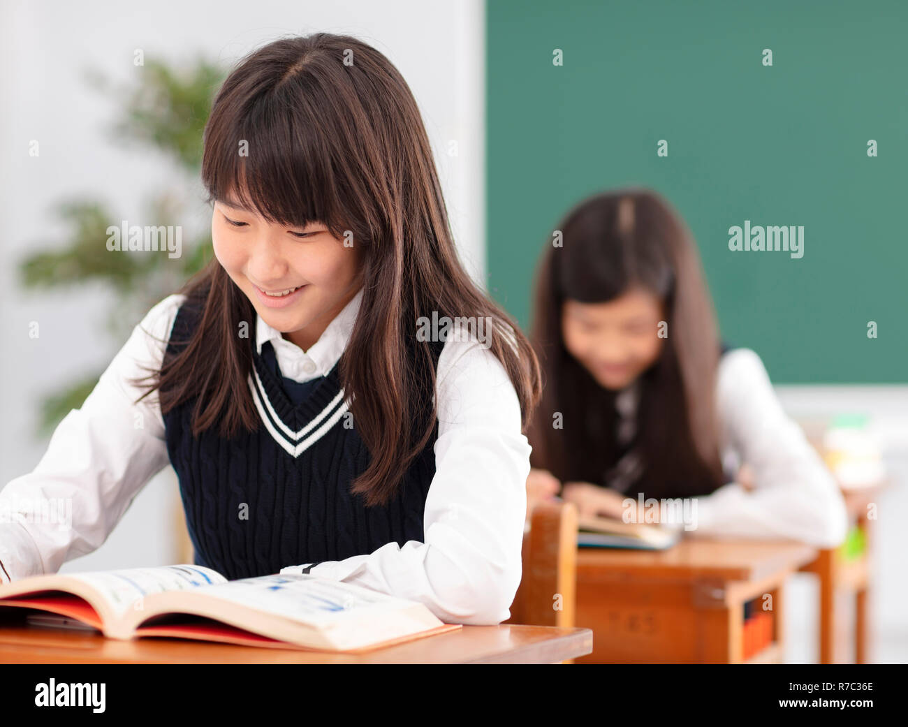 Jugendliche Mädchen Schüler studieren im Klassenzimmer Stockfoto