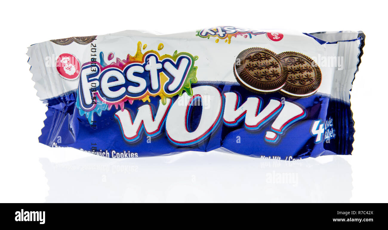 Winneconne, WI - 25. November 2018: ein Paket von Festy wow Cookies aus Kolumbien auf einem isolierten Hintergrund. Stockfoto