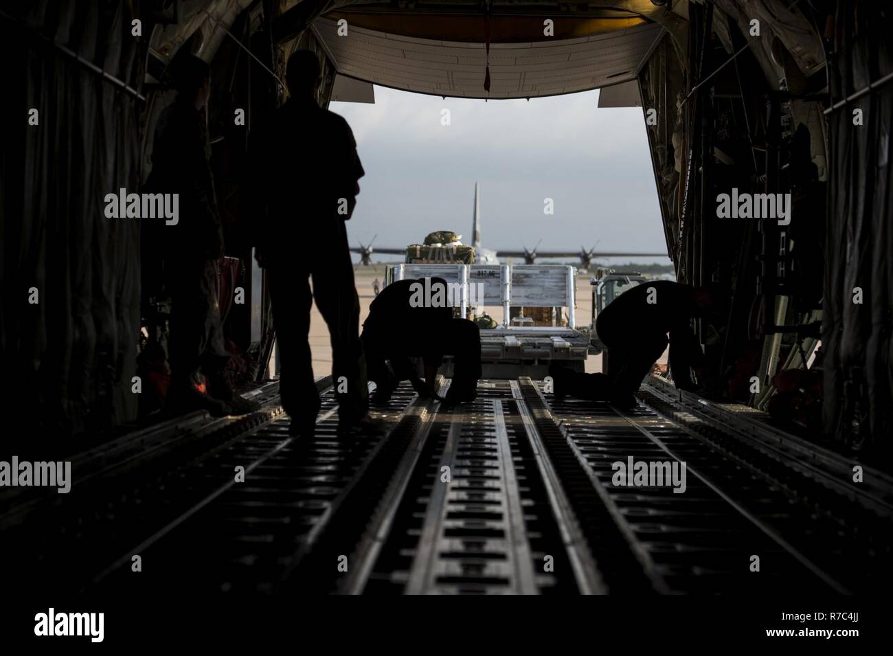 Us Air Force von Personal an der 40th Airlift Squadron Vorbereiter der C-130 J Super Hercules zugeordnete Paletten Mai 16, 2017 zu empfangen, in Dyess Air Force Base, Texas. Zweck der Ausbildung sortie war drei Paletten Tropfen über Texas Luftraum durchzuführen. Die Mission des 40. Wie ist die Erhaltung der Qualität und das Bodenpersonal in die Flugzeuge zu mobilisieren, die Bereitstellung und intratheater Luftbrücke weltweit für Verteidigungsministerium Kunden zur Verfügung stellen. Stockfoto