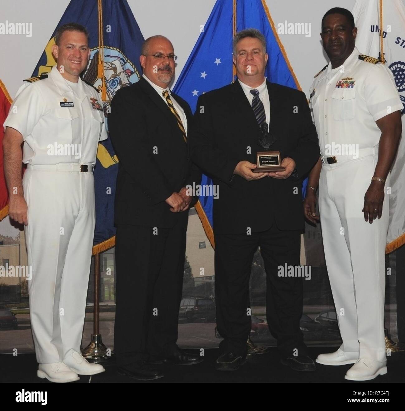 DAHLGREN, Va. (17. Mai 2017) - Joseph Berenotto hält der John adolphus Dahlgren Award Momente nach Empfang von Naval Surface Warfare Center Dahlgren Division (NSWCDD) Führung auf der Hauptversammlung des Befehls ehre Preisverleihung. Berenotto wurde für seine herausragende Beiträge für die von U-Booten startende ballistische Rakete Programm und NSWCDD anerkannt. "Mr. Fantasievoll Berenotto's Denken und demonstriert die technische Leitung in Beschäftigung engineering, System Simulation, Modellierung und Analyse haben groß Marine strategische Systeme profitiert und NSWCDD's Rolle in diesem Programm einmalige Aufzeichnung Stockfoto