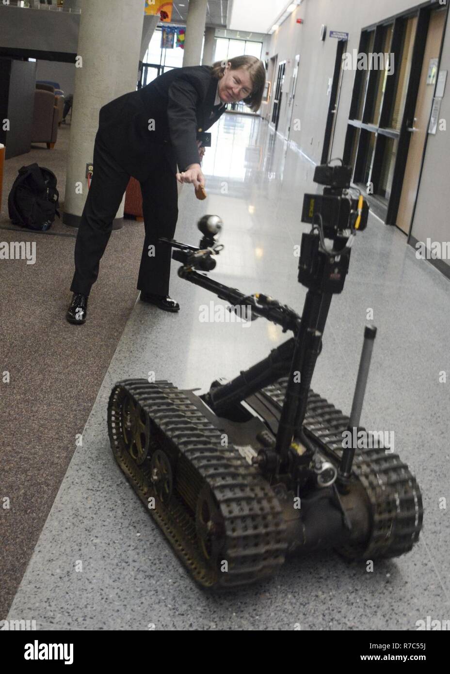 SPOKANE, Washington (16. Mai 2017) den Befehl Master Chief Val Mond, Freiwilliges Training Unit, Navy Operational Support Center (Nosc), beobachtet, wie ein ferngesteuerter Roboter während der 2017 Spokane Marine Woche arbeitet. Seit 2005 hat die Navy Woche Programm wurde als Principal übertreffen Bemühung der Marine in Gebieten des Landes ohne eine bedeutende Marine Präsenz serviert, mit 195 Marine Wochen in 71 verschiedenen Städten der USA statt. Das Programm wurde entwickelt, um die Amerikaner verstehen, dass ihre Marine auf der ganzen Welt bereitgestellt wird, rund um die Uhr, bereit, Amerika zu verteidigen. Stockfoto