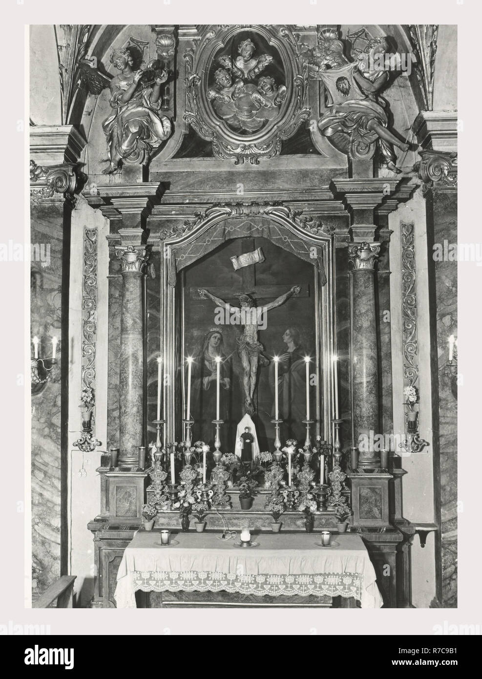 Latium Rieti Valle di Capodacqua Santuario della Madonna di Capodacqua, das ist mein Italien, die italienische Land der Geschichte, mittelalterliche Architektur, Skulptur, Architektur, Skulptur, Malerei Wallfahrt Punkt antiken Ursprünge der Pfarrei gibt es im Jahre 1153 errichtet wurde, das Erdbeben von 1703 in der Folge in mehr Majestic Proportionen, wieder eingeweiht im Jahre 1853 rekonstruierten zerstört. Stockfoto