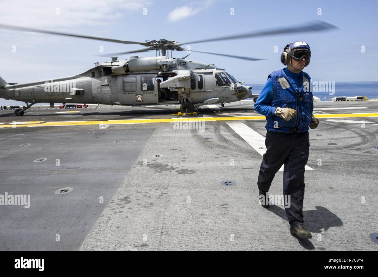 Pazifik (10. Mai 2017) Luftfahrt Boatswain Mate (Handling) Airman Owen Clark, ein Eingeborener von Derry, New Hampshire, Sprints klar von einem MH-60 Seahawk, "Wildcards" Hubschrauber Angriff Geschwader 23 zugewiesen ist, nach der Sicherung des Hubschraubers auf dem Flugdeck der amphibischen Angriff Schiff USS America (LHA-6). Mehr als 1.800 Matrosen und 2.600 Marines zugewiesen, die Amerika amphibische bereit Gruppe (ARG) und der 15. MEU führen derzeit ein Composite Training Unit Übung (COMPTUEX) vor der Küste Süd-Kalifornien für die ARG Einsatz noch in diesem Jahr. Ameri Stockfoto