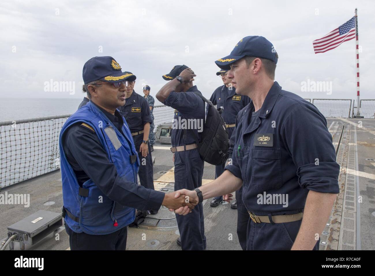 SONGKHLA, Thailand (10. Mai 2017) Cmdr. Sean Lewis, rechts, Executive Officer der Arleigh-Burke-Klasse geführte Anti-raketen-Zerstörer USS Sterett (DDG104) begrüßt Bangladesh Navy hinten Adm. M. Shafiul Azim an Bord für eine presail Konferenz zur Unterstützung der multilateralen Übung CARAT. CARAT ist eine Reihe von jährlichen maritime Übungen, die auf die Stärkung von Partnerschaften und die Erhöhung der Interoperabilität durch die bilateralen und multilateralen Engagements an Land und auf See. Stockfoto