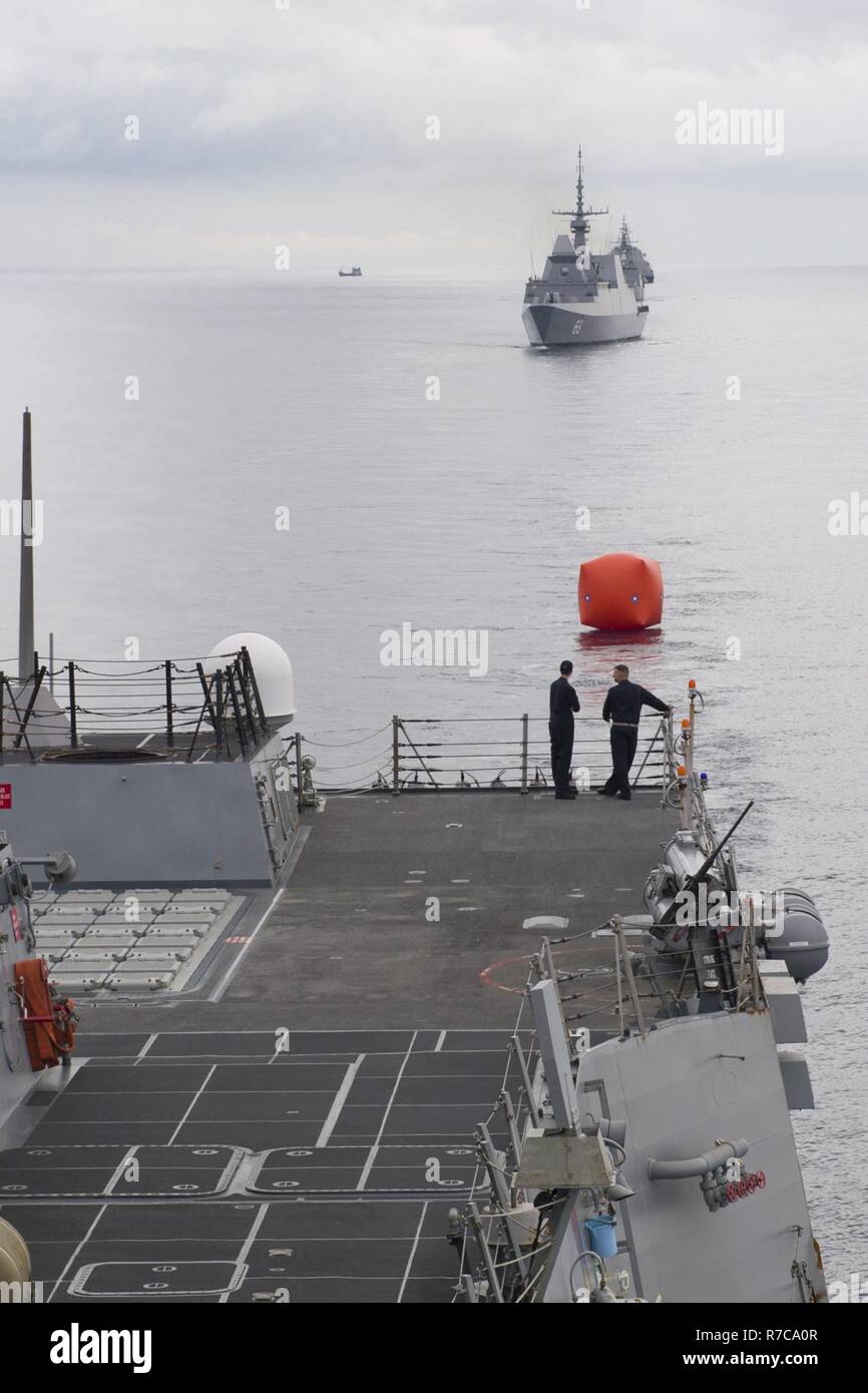 SOUTH CHINA SEA (10. Mai 2017) Matrosen an Bord der Arleigh-Burke-Klasse geführte Anti-raketen-Zerstörer USS Sterett (DDG104) Ein "killer Tomaten"-Ziel bereitstellen in der Vorbereitung für Sterett, Republik Singapur Schiff RSS Intrepid (FFS 69), Royal Thai Navy Schiff HTMS Naresuan (FFG421), und der Unabhängigkeit-Klasse Littoral Combat Ship USS Coronado (LCS 4) eine Live-fire Übung in der Unterstützung multilateraler Übung CARAT zu führen. CARAT ist eine Reihe von jährlichen maritime Übungen, die auf die Stärkung von Partnerschaften und die Erhöhung der Interoperabilität durch die bilateralen und multilateralen Engagements an Land und auf See. Stockfoto