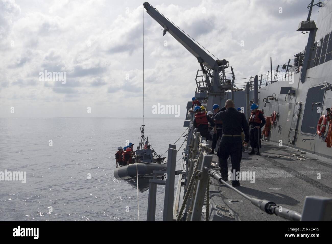 SOUTH CHINA SEA (11. Mai 2017) Matrosen an Bord der Arleigh-Burke-Klasse geführte Anti-raketen-Zerstörer USS Sterett (DDG104) Untere eine starre - Hull Inflatable Boat ein Personal transfer mit Royal Thai Navy Schiff HTMS Naresuan (FFG421) und Republik Singapur Schiff RSS Intrepid (FFS 69) zur Unterstützung der Zusammenarbeit flott Bereitschaft und Weiterbildung (CARAT) multilaterale Übung durchführen. CARAT ist eine Reihe von jährlichen maritime Übungen, die auf die Stärkung von Partnerschaften und die Erhöhung der Interoperabilität durch die bilateralen und multilateralen Engagements an Land und auf See. Stockfoto