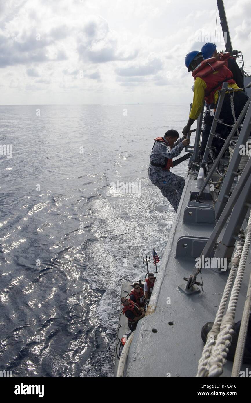 SOUTH CHINA SEA (11. Mai 2017) Matrosen an Bord der Arleigh-Burke-Klasse geführte Anti-raketen-Zerstörer USS Sterett (DDG104) Durchführung einer Personal transfer mit Royal Thai Navy Schiff HTMS Naresuan (FFG421) und Republik Singapur Schiff RSS Intrepid (FFS 69) zur Unterstützung der Zusammenarbeit flott Bereitschaft und Weiterbildung (CARAT) multilaterale Übung. CARAT ist eine Reihe von jährlichen maritime Übungen, die auf die Stärkung von Partnerschaften und die Erhöhung der Interoperabilität durch die bilateralen und multilateralen Engagements an Land und auf See. Stockfoto