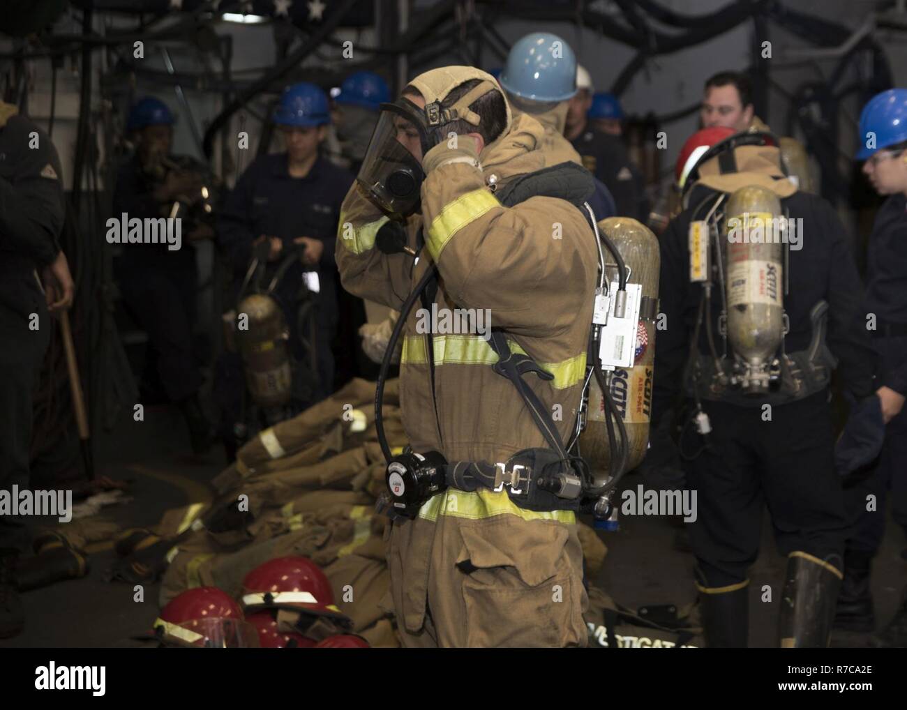 PORTSMOUTH, Virginia (9. Mai 2017) Segler auf die Brandbekämpfung Ausrüstung während einer Beschädigung Steuerung Training Team (DCTT) bohren Sie an Bord der Amphibisches Schiff USS Wasp (LHD1). Wasp wird derzeit geplante schrittweise Verfügbarkeit Mindestreserve-erfüllungsperiode bei BAE Systems Naval Shipyard, während den Vorbereitungen für den bevorstehenden homeport Verschiebung nach Sasebo, Japan. Stockfoto