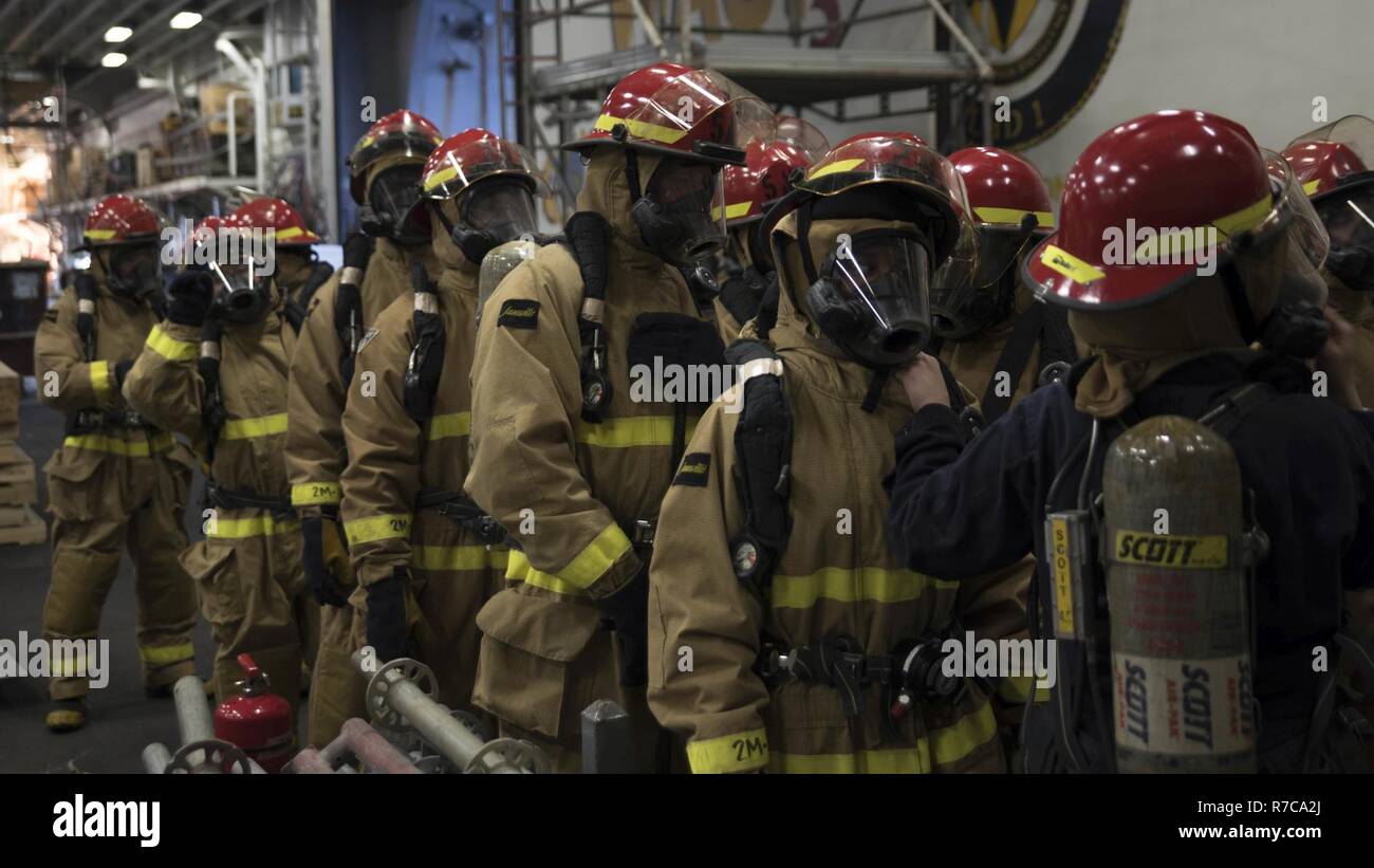 PORTSMOUTH, Virginia (Mai 9, 2017) ein Team Leader prüft Matrosen vor einem Damage Control Training Team (DCTT) bohren Sie an Bord der Amphibisches Schiff USS Wasp (LHD1). Wasp wird derzeit geplante schrittweise Verfügbarkeit Mindestreserve-erfüllungsperiode bei BAE Systems Naval Shipyard, während den Vorbereitungen für den bevorstehenden homeport Verschiebung nach Sasebo, Japan. Stockfoto