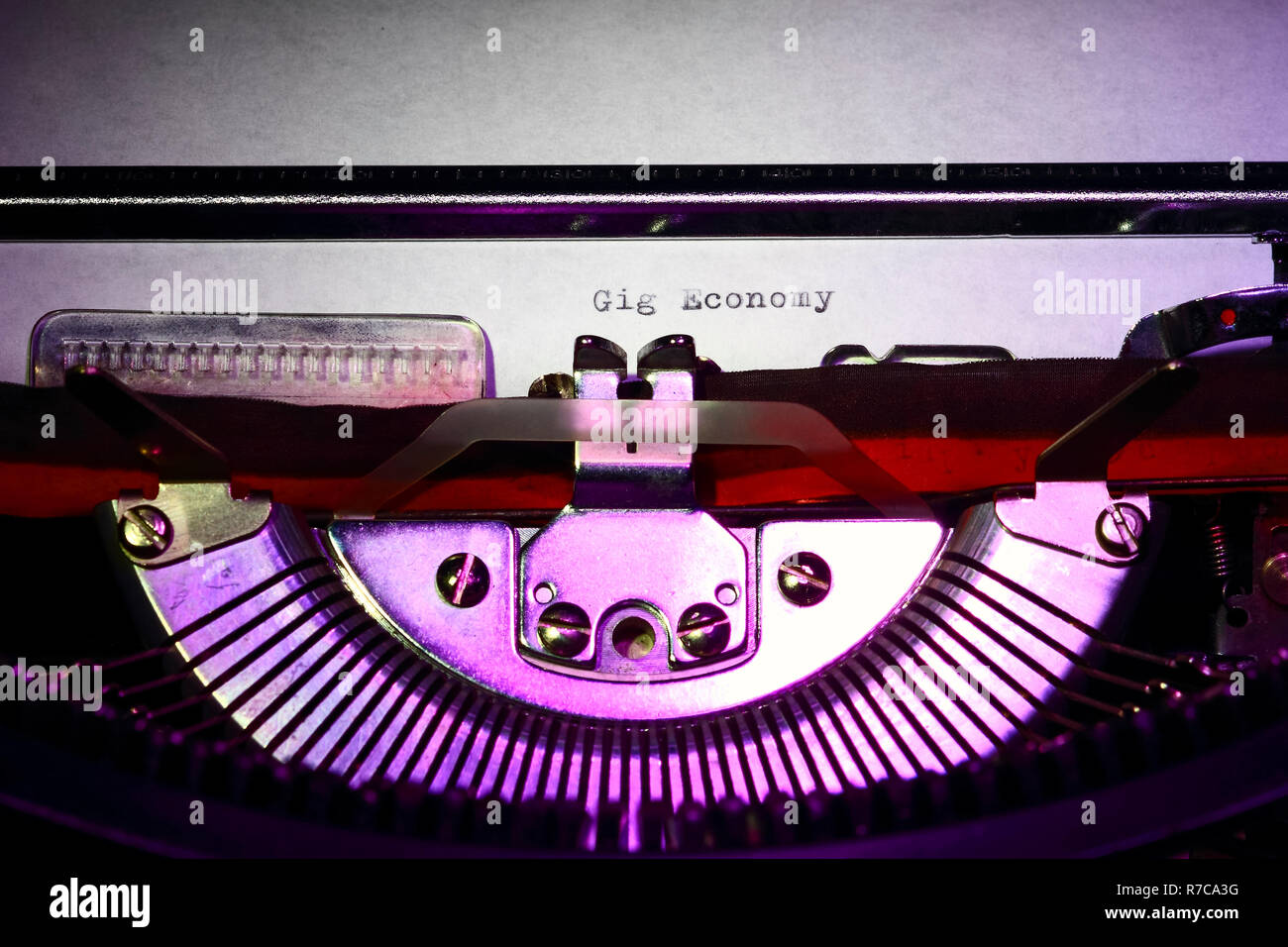 Vintage Schreibmaschine mit den Worten gig Wirtschaft auf einen Brief drucken Stockfoto
