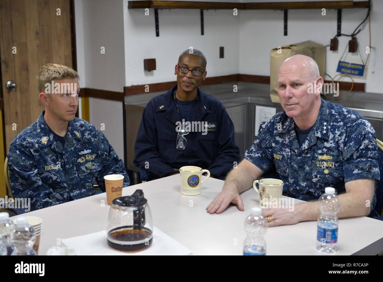 RIJEKA, Kroatien (10. Mai 2017) Vice Adm. Christopher Grady, Commander, U.S. 6 Flotte, trifft sich mit den Blue Ridge-Klasse Command und Control Schiff USS Mount Whitney (LCC 20) Chaos Leiter an Bord des Schiffes an Viktor Lenac Werft in Rijeka, Kroatien, 10. Mai 2017. Mount Whitney, der US-Flotte 6. Befehl und Kontrolle Schiff, Gaeta, Italien eingesetzt, arbeitet mit einer kombinierten Mannschaft der US Navy Military Sealift Command Segler und öffentlichen Dienst Seemänner. Stockfoto