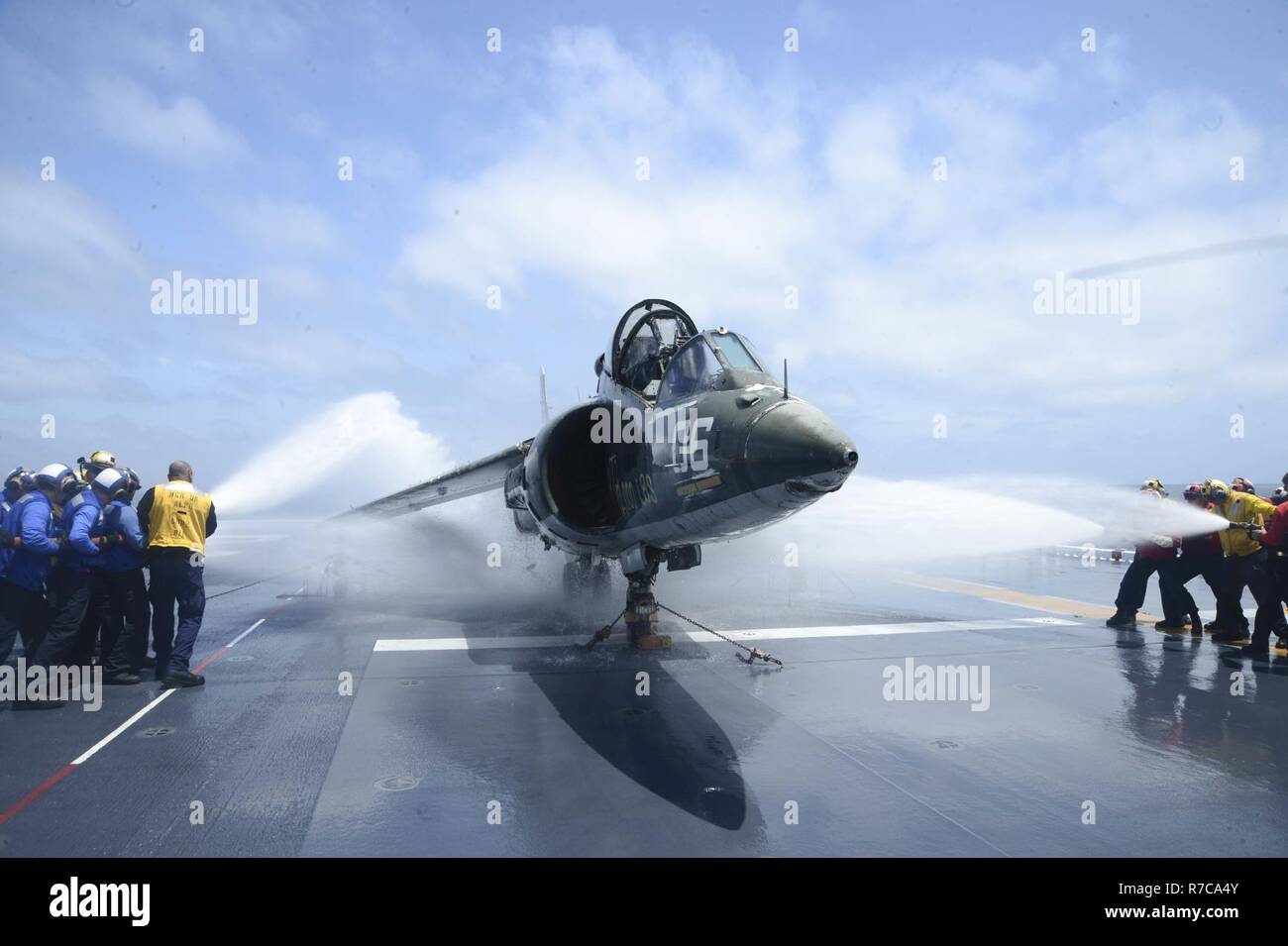 Pazifik (9. Mai 2017) Segler Schlauch nach unten ein AV-8B Harrier während eines Fluges deck Brandschutzübung an Bord der Wasp-Klasse amphibisches Schiff USS Essex (LHD2). Das Schiff ist im Gange, die Durchführung von Studien, das Meer vor der Küste von Südkalifornien. Stockfoto