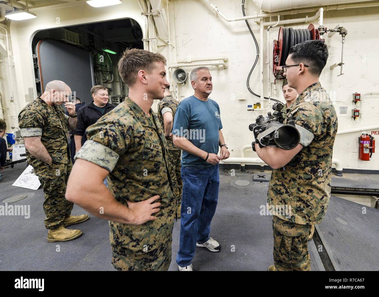 Pazifik (8. Mai 2017) Marines an der 11 Marine Expeditionary Unit (MEU) ein Mk-153 Shoulder-Launched Multipurpose Assault Waffe zu Tiger bei einer statischen Waffen Anzeige an Bord des amphibious Transport dock Schiff USS Somerset LPD (25). Der Makin Island amphibischen Bereitschaft Gruppe, mit dem begonnen 11 Marine Expeditionary Unit, ist die Rückkehr nach San Diego nach einem 7-monatigen Einsatz in die USA 3., 5. und 7 Flotte Arbeitsgebiete. Stockfoto