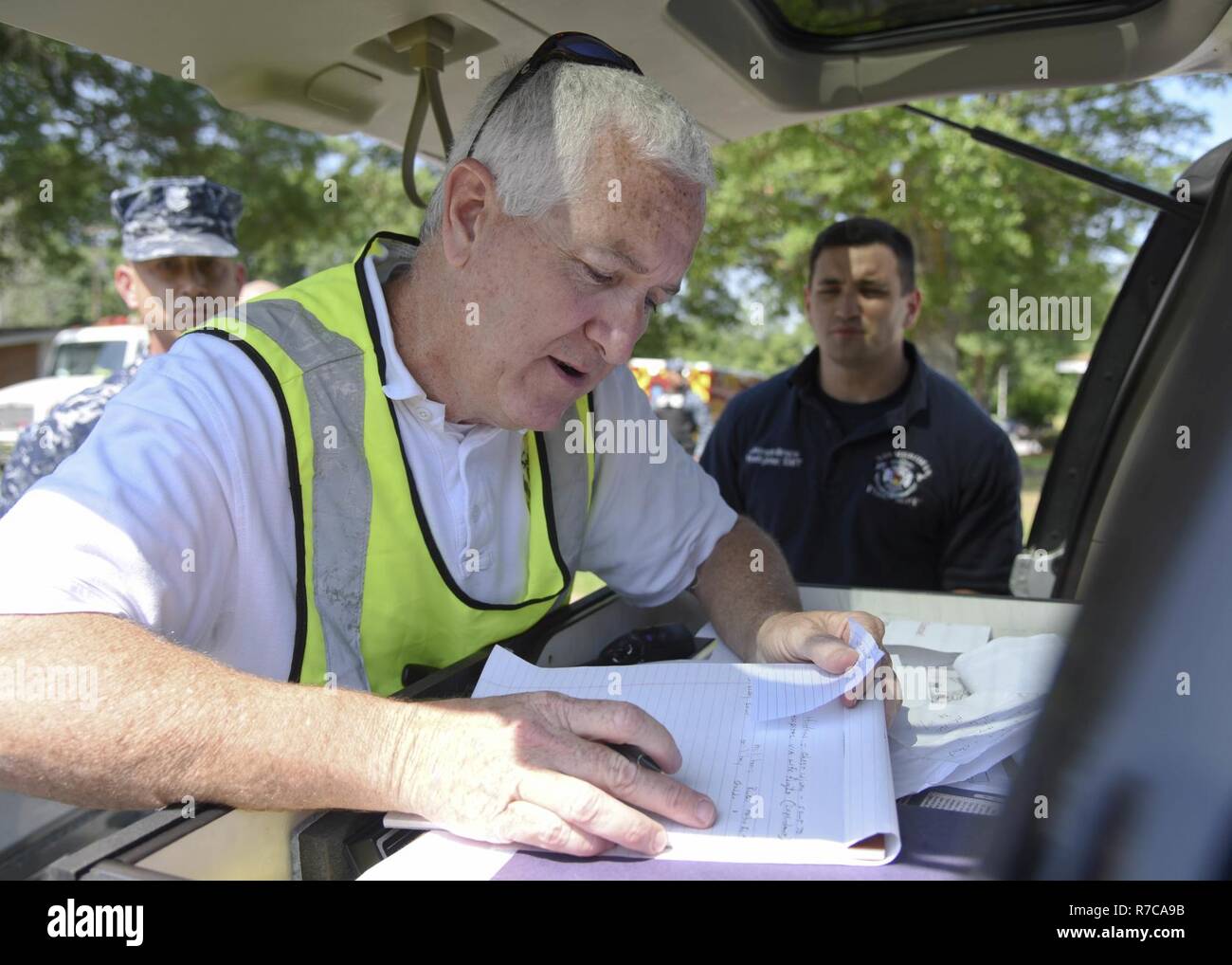 MERIDIAN, Fräulein (10. Mai 2017) Station Chief Keith Creel Datensätze die Namen und Verletzungen der simulierten tornado Opfer während des HURREX/Zitadelle Gale 2017 Übung auf der Incident command Post in Gehäuse Base an Bord Naval Air Station Meridian. HURREX/Zitadelle Gale 2017 ist eine jährliche Übung die bereitet die Marine zu ungünstigen Wetter Bedrohungen in US-Küstenregionen zu reagieren, und die Fähigkeit, Kräfte, auch unter härtesten Wetterbedingungen für die Bereitstellung zu erhalten. Stockfoto