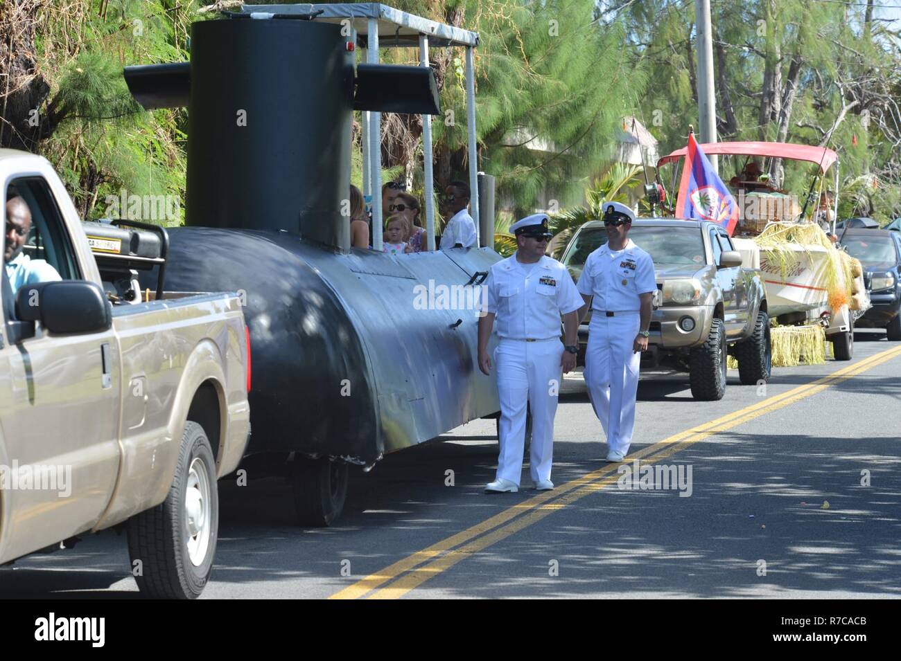 Inarajan, Guam (07. Mai 2017) Commander, SubmarineSquadron (COMSUBRON) 15 Matrosen und Familien März neben und in den Befehl U-Boot schwimmen während der jährlichen Inarajan Parade feiern SanJose, 7. Mai fahren. 15 COMSUBRON baut auf die Schwester villagerelationship mit Inarajan, um die Bindung zwischen der Navyand der lokalen Gemeinschaft zu stärken. Durch gemeinschaftliche Beziehungen (COMREL) Veranstaltungen Interaktionen undandere, Segler sind in der Lage, das Engagement der US-Marine für die lokale Gemeinschaft und gleichzeitig lernen über theChamorro Kultur zu demonstrieren. Stockfoto