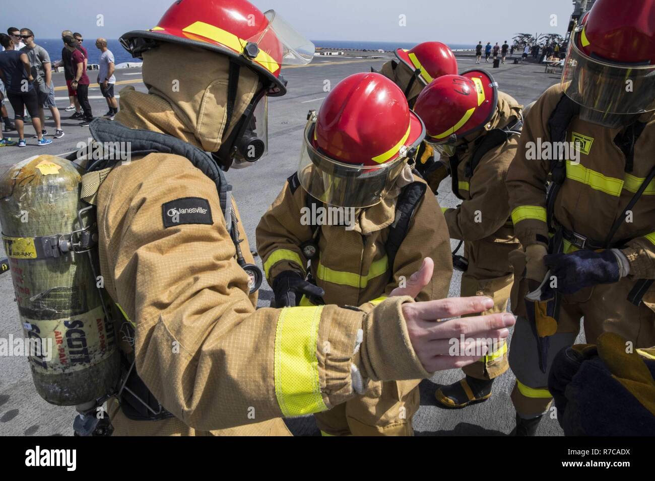 5. US-Flotte BEREICH VON OPERATIONEN (5. Mai 2017) Segler konkurrieren in der Schadensbegrenzung Olympics während ein Picknick am Strand amphibisches Schiff an Bord der USS Bataan (LHD5). Bataan und seine Gruppe bereit sind in den USA 5 Flotte Bereich für Maßnahmen zur Erhöhung der Sicherheit des Seeverkehrs auf die Verbündeten und Partnern zu beruhigen bereitgestellt, und der Freiheit der Schiffahrt und des freien Handels in der Region erhalten. Stockfoto