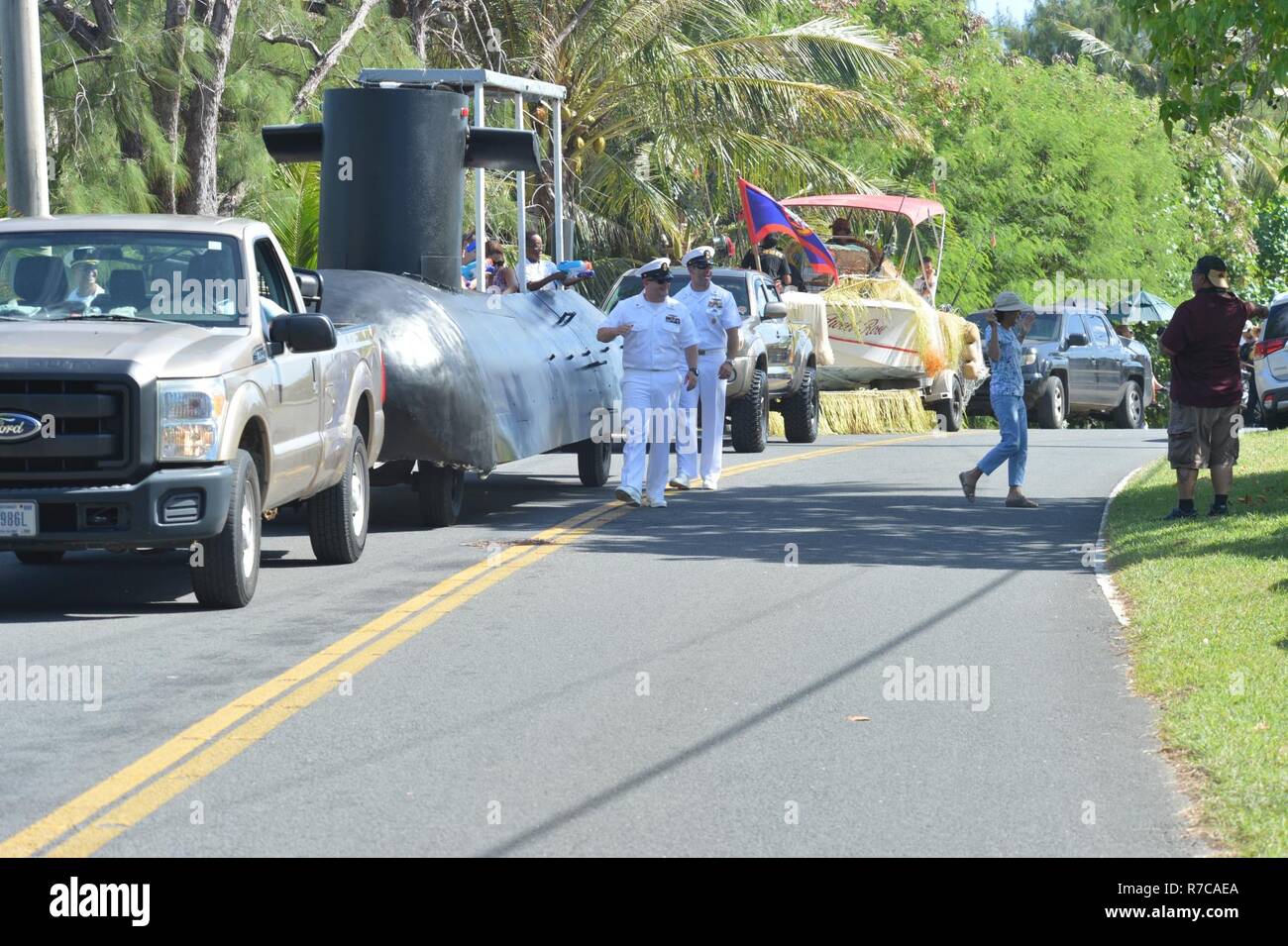Inarajan, Guam (07. Mai 2017) Commander, SubmarineSquadron (COMSUBRON) 15 Matrosen und Familien März neben und in den Befehl U-Boot schwimmen während der jährlichen Inarajan Parade feiern SanJose, 7. Mai fahren. 15 COMSUBRON baut auf die Schwester villagerelationship mit Inarajan, um die Bindung zwischen der Navyand der lokalen Gemeinschaft zu stärken. Durch gemeinschaftliche Beziehungen (COMREL) Veranstaltungen Interaktionen undandere, Segler sind in der Lage, das Engagement der US-Marine für die lokale Gemeinschaft und gleichzeitig lernen über theChamorro Kultur zu demonstrieren. Stockfoto