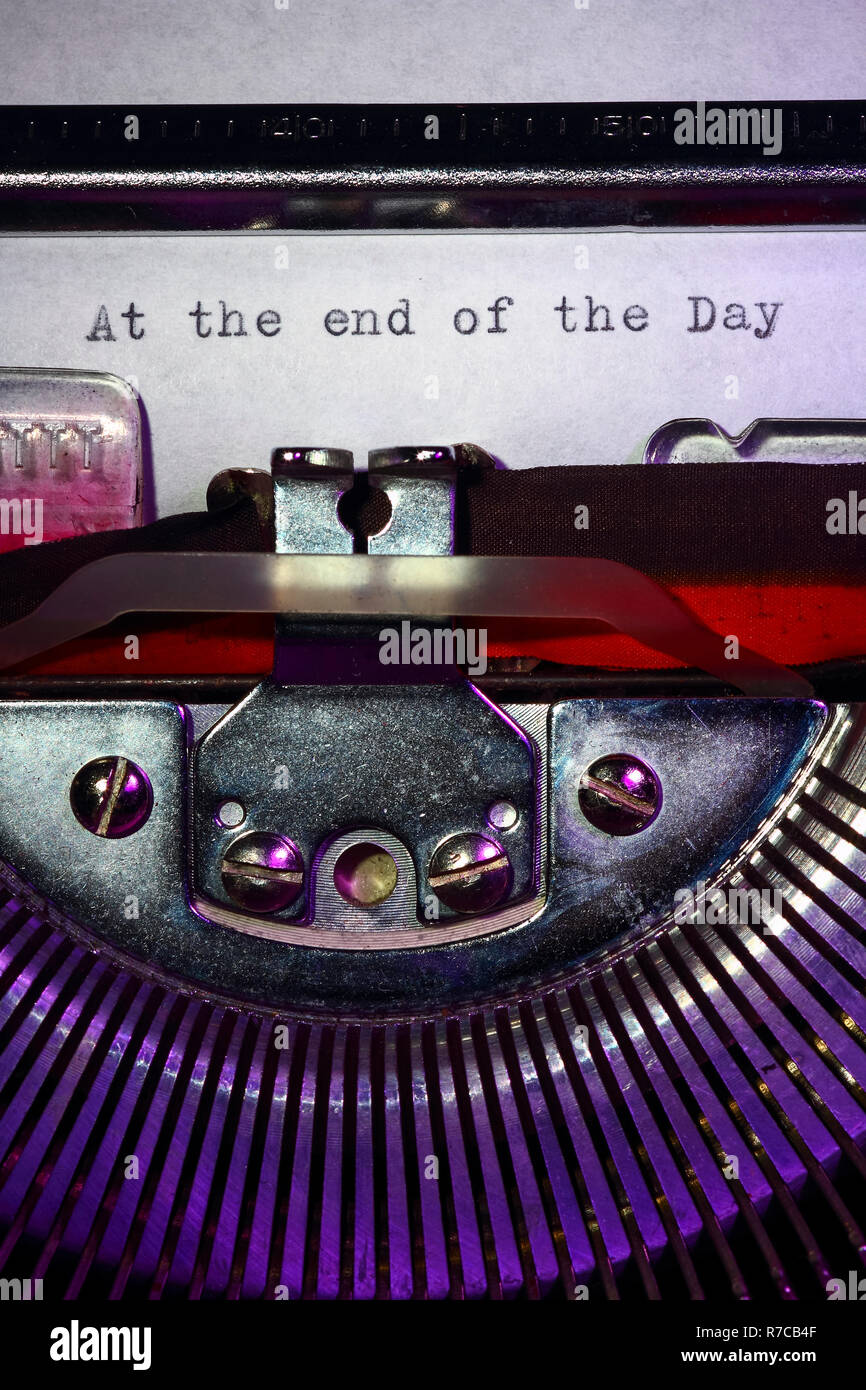 Vintage Schreibmaschine mit der Phrase, die am Ende des Tages auf einen Brief drucken Stockfoto