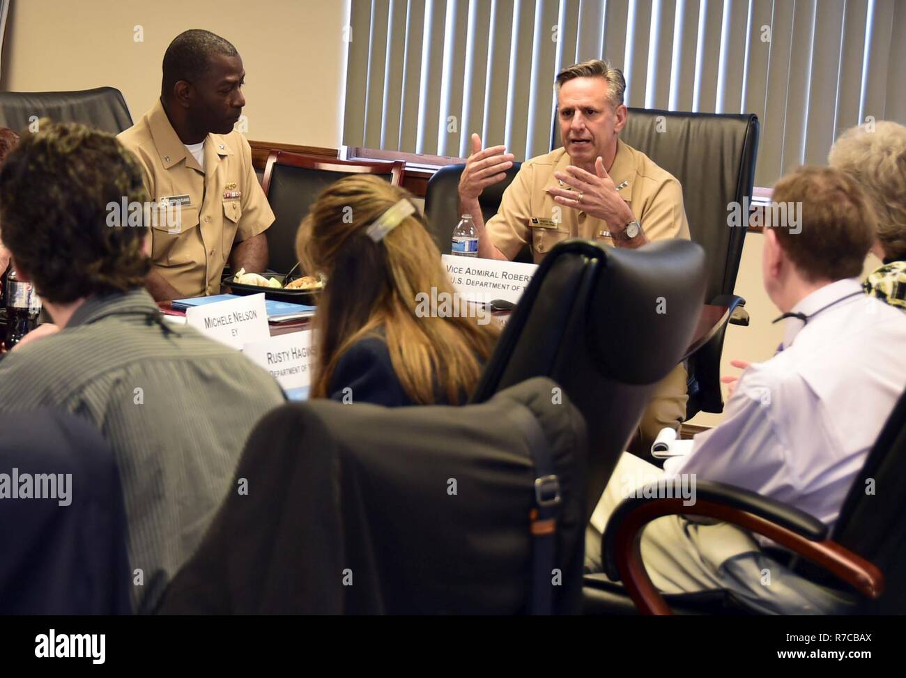 GREAT LAKES, Illinois (11. Mai 2017) Vice Adm. Robert P. BURKE, stellvertretender Leiter der Marineoperationen für Manpower, Personal, Ausbildung und Bildung, im Gespräch mit Mitgliedern des Onboarding Talent Rat Der Conference Board, wie die Marine rekrutiert und verwandelt die Zivilisten in die Segler während einer Sitzung in der Naval Service Training Command Hauptquartier an der Naval Station Great Lakes. Stockfoto