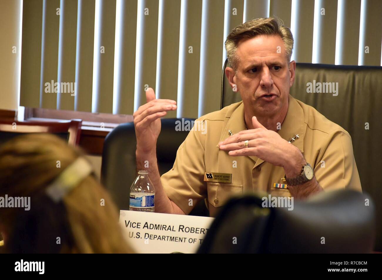 GREAT LAKES, Illinois (11. Mai 2017) Vice Adm. Robert P. BURKE, stellvertretender Leiter der Marineoperationen für Manpower, Personal, Ausbildung und Bildung, im Gespräch mit Mitgliedern des Onboarding Talent Rat Der Conference Board, wie die Marine rekrutiert und verwandelt die Zivilisten in die Segler während einer Sitzung in der Naval Service Training Command Hauptquartier an der Naval Station Great Lakes. Stockfoto