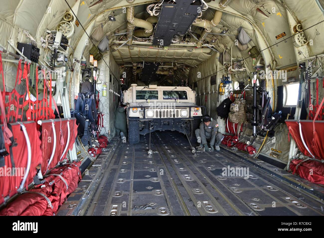 FORT HUNTER LIGGETT, Calif (9. Mai 2017) - Flieger an die 146 Air Lift Flügel der Air National Guard zugeordnet bereiten ein Humvee zu Naval Mobile Konstruktion Bataillon (NMCB) 4 Während der Bereich Training in Fort Hunter Liggett, Calif., 9. Mai (Ftx) zugeordnet zu verlagern. NMCB 4 ist die Durchführung ihrer endgültigen abgestuften Bereich Training (Ftx), Tests den Befehl des Bataillons, Steuerung und Kommunikation Funktionen durch eine Vielzahl von simulierten Szenarien beim Einsatz festgestellt. Die Seabee Bataillon bietet Befehlshaber und Kommandeure der Marine Komponente mit combat ready warfighter Stockfoto