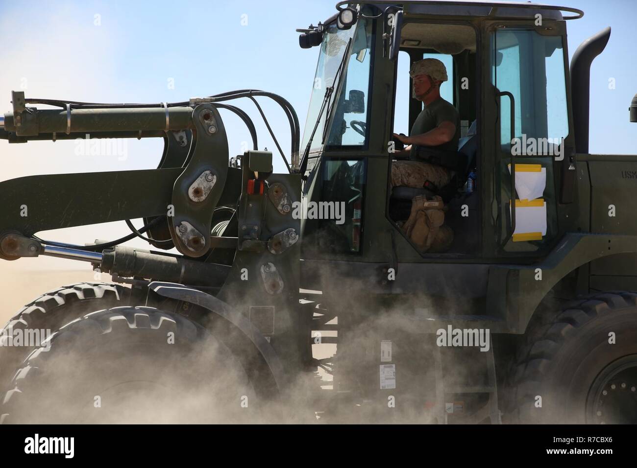 Ein Marine mit Marine Wing Support Squadron (MWSS) 373 "Aces", genehmigt Sand einen Wachturm zu errichten, um die Base Defense Techniken während der integrierte Ausbildung Übung (ITX) 3-17 in der Marine Corps Air Ground Combat Center Twentynine Palms, Calif., 13. Mai Praxis. ITX ist eine kombinierte Waffen Übung die Einheiten über 3. Marine Flugzeugflügel als Aviation combat Element mit Boden und Logistik Kampf als Marine Air-task force integriert zu betreiben. Mehr als 650 Marines und 27 Flugzeuge mit 3 MAW unterstützen ITX 3-17. Stockfoto