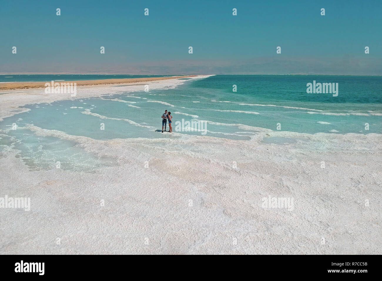 Ein Liebevolles Paar Ruht Sich Auf Das Tote Meer Salz Kuste Das Meer In Israel Stirbt Und Trocknet Stockfotografie Alamy