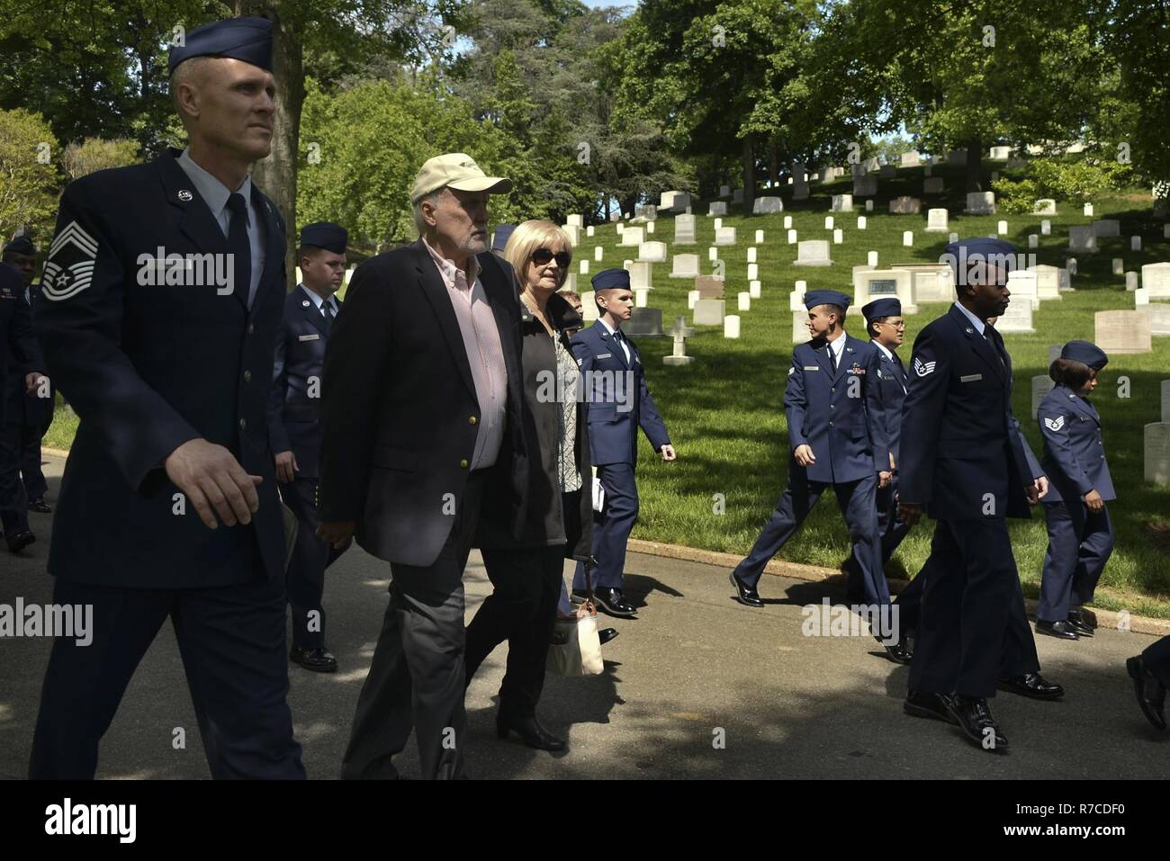 Von der 94th Intelligence Squadron, USA Vietnam Veteranen und Gäste verlassen Arlington National Cemetery Flieger nach dem Baron 52 Kranzniederlegung Zeremonie am 10. Mai 2017. Stockfoto