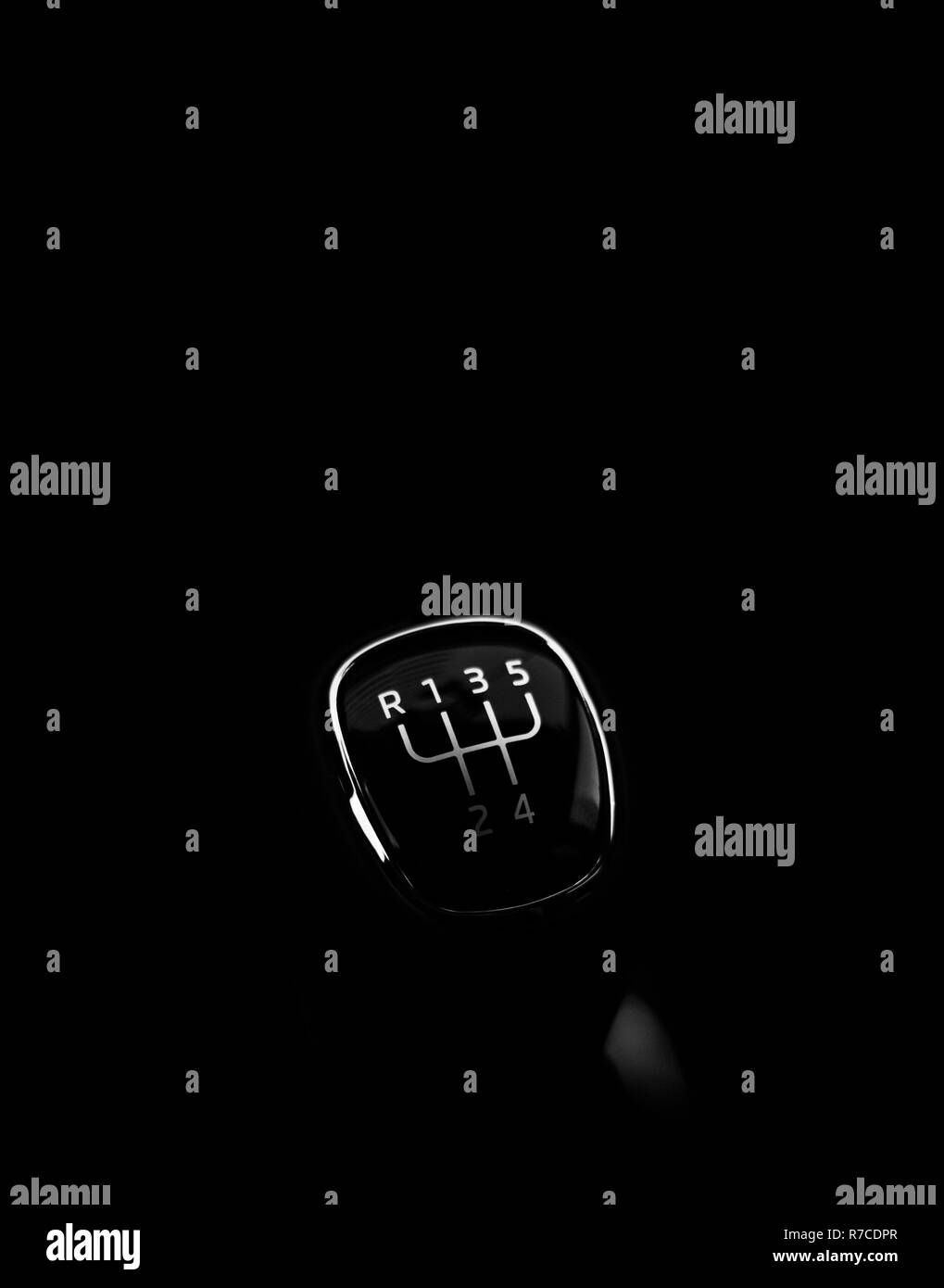 Schaltgetriebe im Auto auf schwarzem Hintergrund, Platz für Text Stockfoto