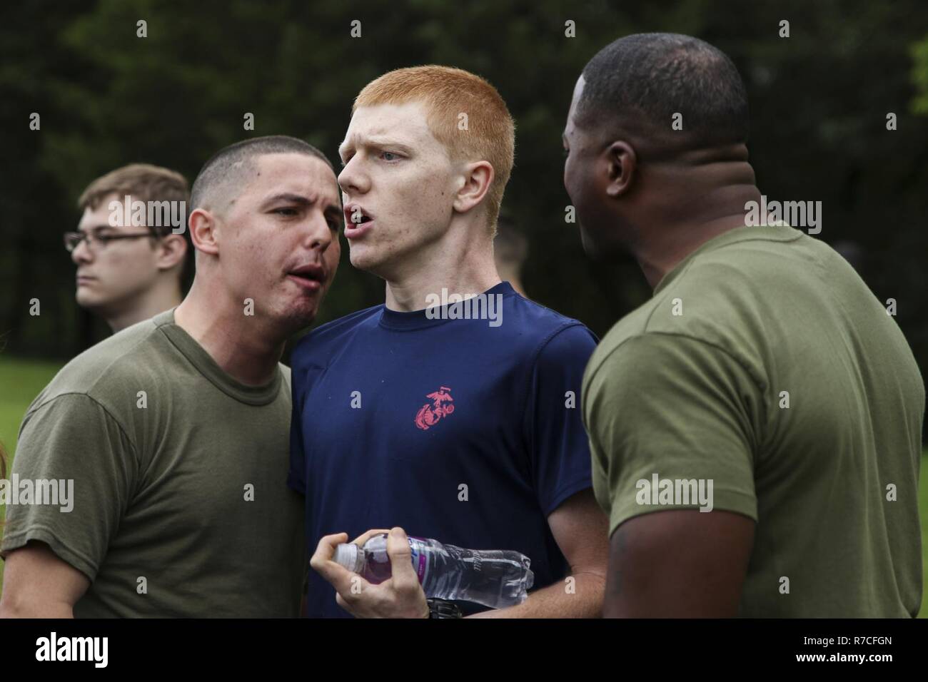 Staff Sgt. Jonathan C. Hidalgo, einem Recruiting Unterstation Süd Knoxville Recruiter, und Sgt. Darrell L. McElroy, ein RSS-West Georgia Recruiter, korrekt poolee während der Validierung ist ein Versender in Smyrna, Tennessee, 13. Mai 2017. Validierung des Versenders sorgt für poolees in der Marine Corps verzögert Eintrag Programm für die Härte des Marine Corps bereit sind Ausbildung rekrutieren. Stockfoto