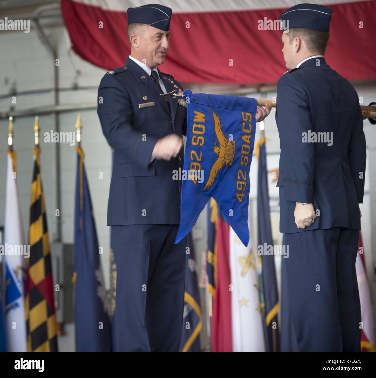 Colonel Nathan Grün, Kommandant der 492Nd Special Operations Wing, aktiviert die 492Nd Special Operations erweiterte Funktionalität Squadron während einer Aktivierung Zeremonie am Hurlburt Field, Fla., 10. Mai 2017. Grüne ernannte Oberstleutnant Matthew Laurentz als Kommandeur der 492Nd SOACS. Stockfoto