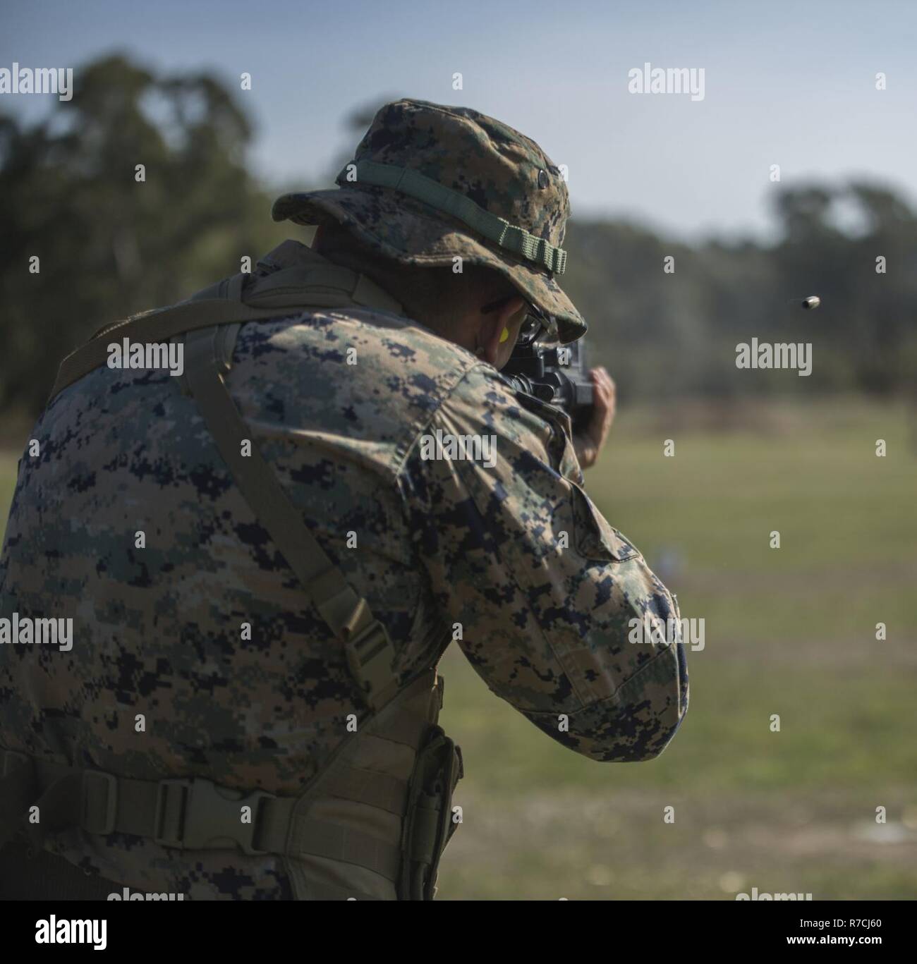 Sgt. Damian Ritter feuert seine M4-Gewehr bei Steel Ziele, 16. Mai 2017, als Teil einer Sniper Wettbewerb während der Australischen Armee Fähigkeiten an den Armen Treffen, in Puckapunyal, Australien. Das Treffen bietet zahlreiche Übereinstimmungen mit der Pistole, Maschinengewehr, und Gewehr. Das Treffen bringt rund 20 Ländern konkurrieren, voneinander zu lernen und eine stärkere Bindungen aufzubauen. Ritter, ein Eingeborener von Saint Augustine, Florida, ist ein Scout mit 3Rd Battalion, 4th Marine Regiment, 3rd Marine Division, III Marine Expeditionary Force, derzeit Australien mit Marine Drehkraft Darwin eingesetzt. Stockfoto