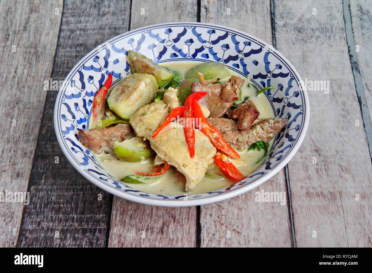 Thai beliebte Rezept, grüne Chicken Curry mit Kokosmilch mit Auberginen ...