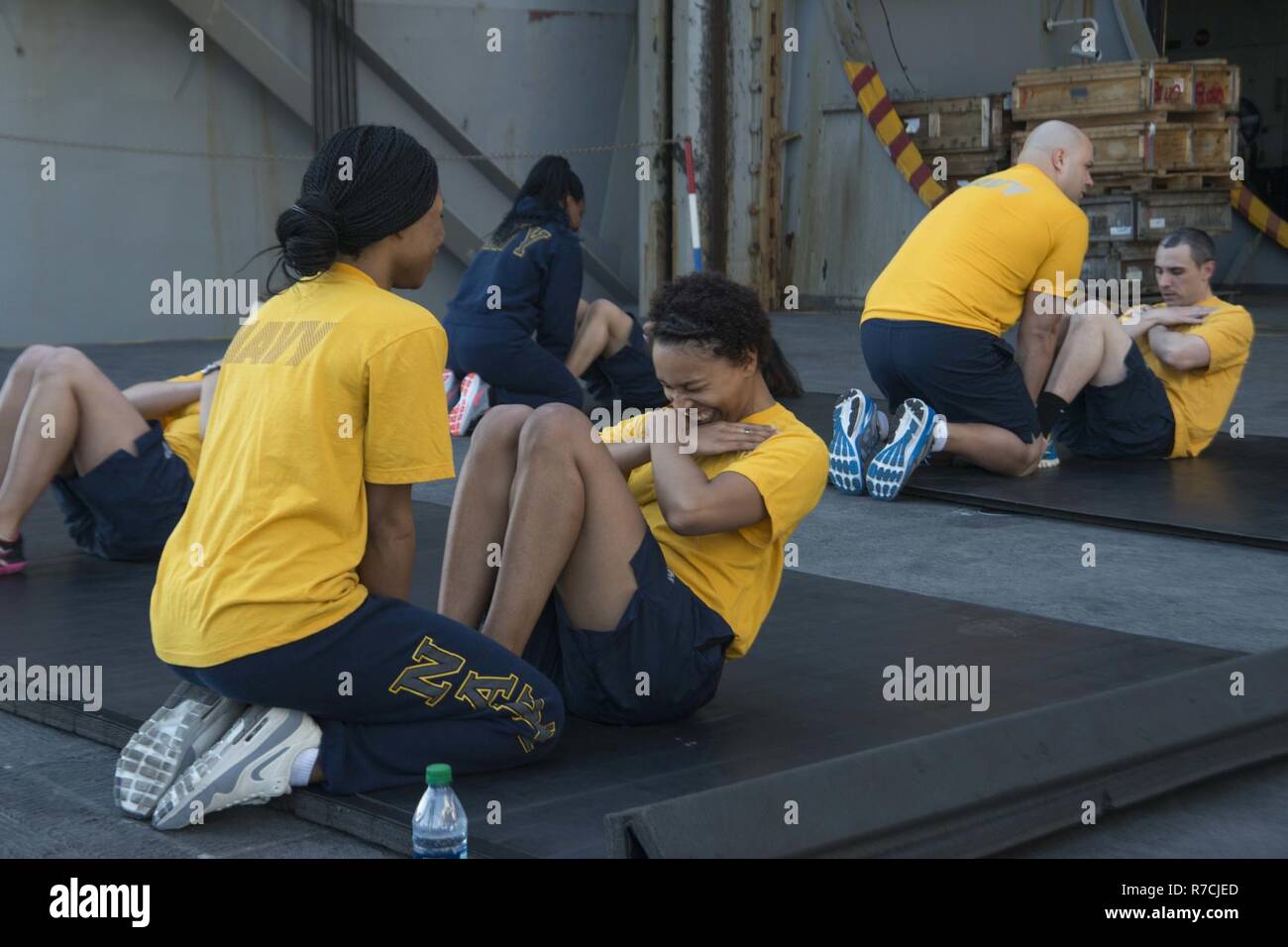 NORFOLK (15. Mai 2017) Segler, der Flugzeugträger USS Dwight D. Eisenhower (CVN 69) die Sit-up Teil ihrer physischen Bereitschaftstest. Das Schiff ist pierside während der lebenserhaltung Phase des optimierten Flotte Antwort planen. Stockfoto